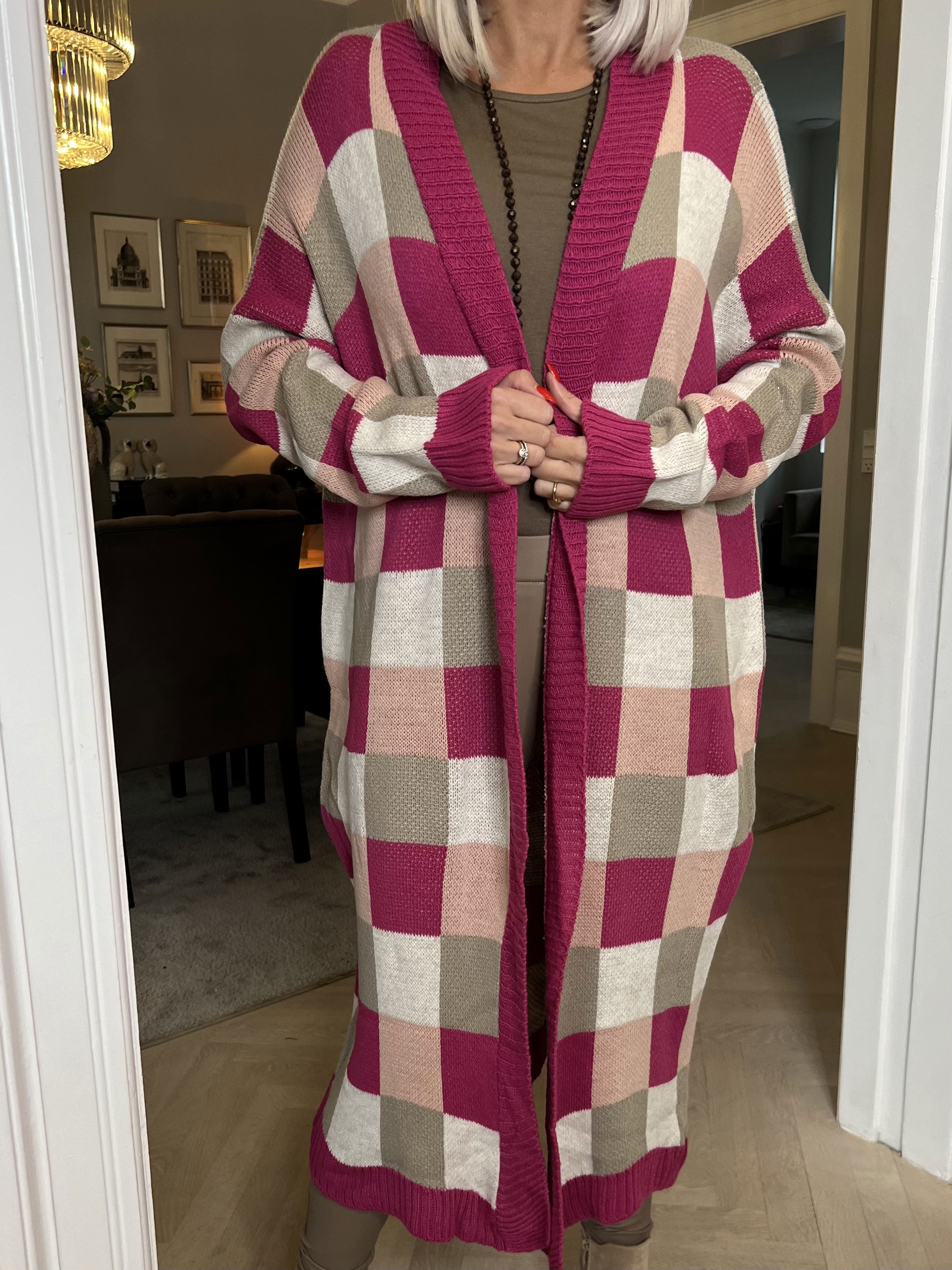 Nanami - Lång stickad kofta i flerfärgad rutig färg - Black